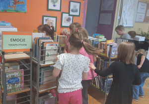 Dzieci szukają pisanek ukrytych w bibliotece