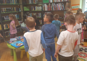 Dzieci szukają pisanek ukrytych w bibliotece