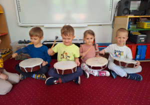 Dzieci sprawdzają brzmienie instrumentów