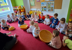 Dzieci sprawdzają brzmienie instrumentów
