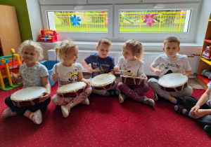 Dzieci sprawdzają brzmienie instrumentów