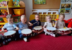 Dzieci sprawdzają brzmienie instrumentów