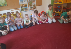 Dzieci grają na bębnach