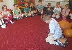 Dzieci grają na bębnach