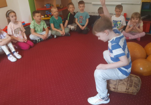 Dzieci grają na bębnach