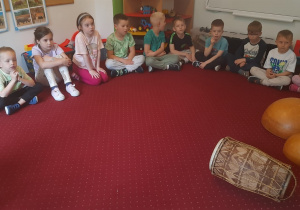Dzieci słuchają pogadanki na temat bębnów szamańskich
