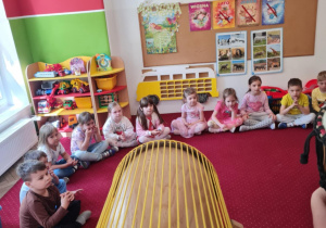 Dzieci podczas warsztatów muzycznych