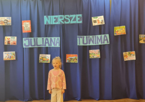 Dziewczynka recytuje wiersz