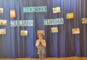 Dziewczynka recytuje wiersz