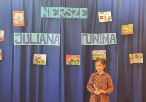 Dziewczynka recytuje wiersz