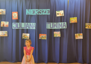 Dziewczynka recytuje wiersz