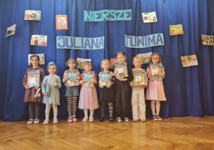 Dzieci biorące udział w konkursie recytatorskim pozują do pamiątkowego zdjęcia trzymając w rękach nagrody