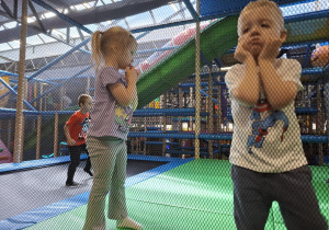 Dzieci czekają na swoją kolej wejścia na trampolinę