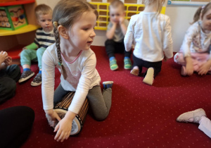 Dziewczynka gra na bębnie