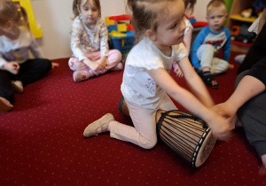 Dziewczynka gra na bębnie