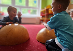 Chłopcy grają na instrumentach wykonanych z wydrążonej dyni