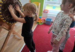Dziewczynka sprawdza fakturę membrany bębna