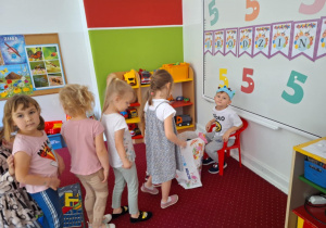 Dziewczynki składają życzenia solenizantowi
