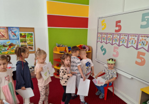 Dzieci składają życzenia solenizantowi