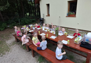 Dzieci jedzą wspólny posiłek