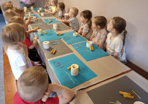 Dzieci wykonują świeczki z wosku pszczelego