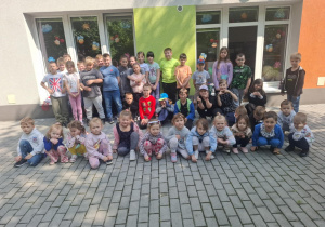 Dzieci pozują do wspólnego pamiątkowego miejsca