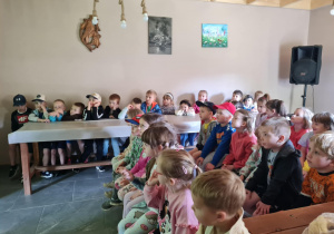 Dzieci oglądają wprowadzającą prezentację multimedialną