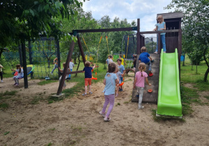 Dzieci bawią się na placu zabaw