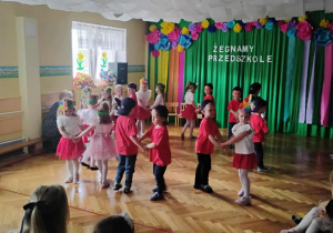 Dzieci tańczą na środku sali
