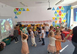 Dzieci dowolnie tańczą do muzyki