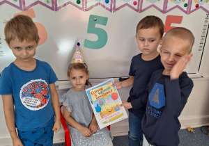 Trzech chłopców składa życzenia Marysi