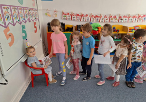 Grupa dzieci składa życzenia Marysi