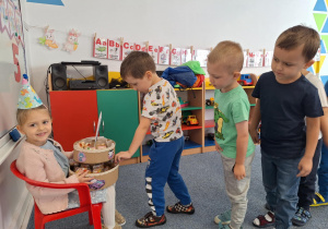 Grupa dzieci składa życzenia Marysi