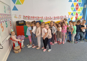 Dzieci stoją na dywanie i składają życzenia Marysi