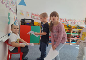 Dwoje dzieci składa życzenia Wojtkowi