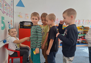 Grupa chłopców składa życzenia Wojtkowi
