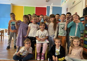 Solenizantka z grupą dzieci