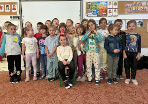 solenizant z grupą dzieci