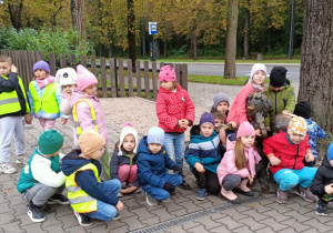 Grupa dzieci przed pomnikiek Maurycego i Hawranka