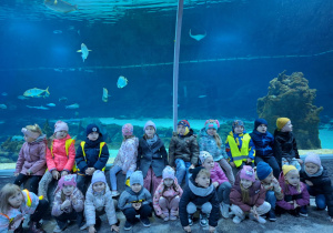 Dzieci pozują do zdjęcia w orientarium