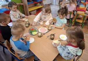 Dzieci przygotowują swoje kanapki