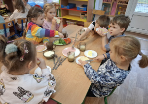 Dzieci przygotowują swoje kanapki