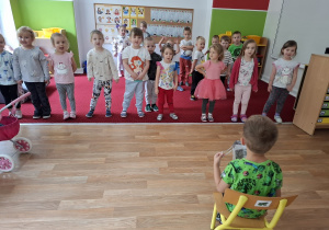 Dzieci śpiewają "Sto lat" solenizantowi