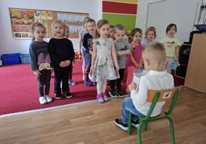Dzieci śpiewają "Sto lat" solenizantowi