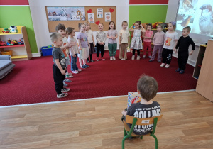 Dzieci śpiewają "Sto lat" solenizantowi