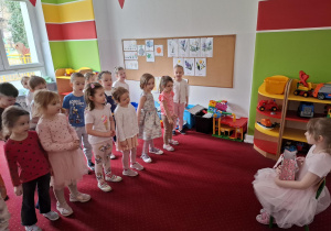Dzieci śpiewają "Sto lat" solenizantce