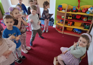 Dzieci składają solenizantce życzenia