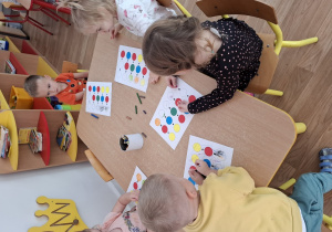 Dzieci wypełniają kartę pracy "Jaki powstanie kolor?"