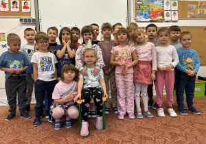 Solenizantka z grupą dzieci