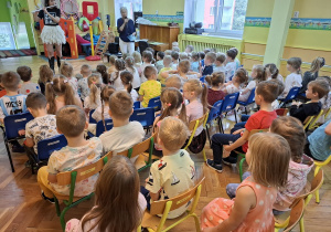 Dzieci oglądają występ flecistki